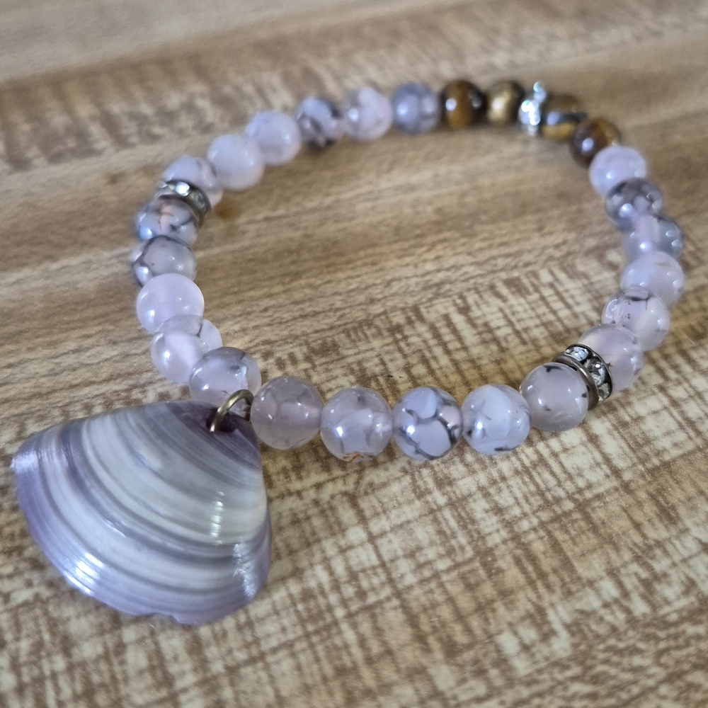 Handmade Natural Seashell and Black Dragon Vein Agate Braclet! - Picture 6 of 8